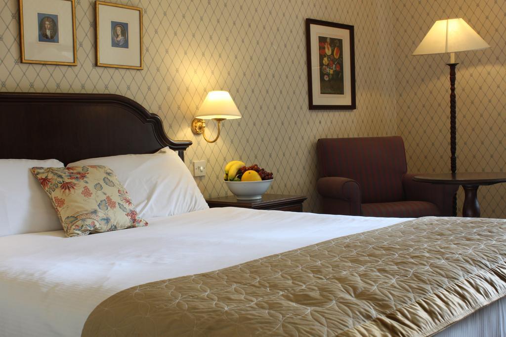 Kingston Lodge Hotel Kingston upon Thames  Esterno foto