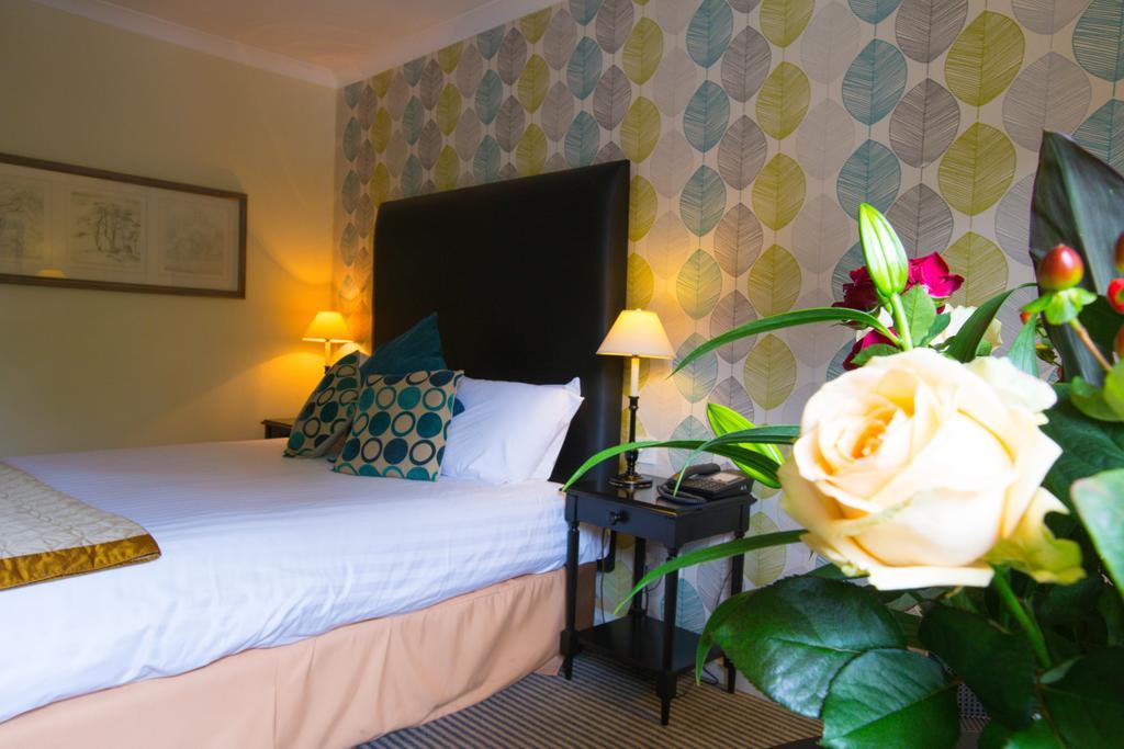 Kingston Lodge Hotel Kingston upon Thames  Esterno foto