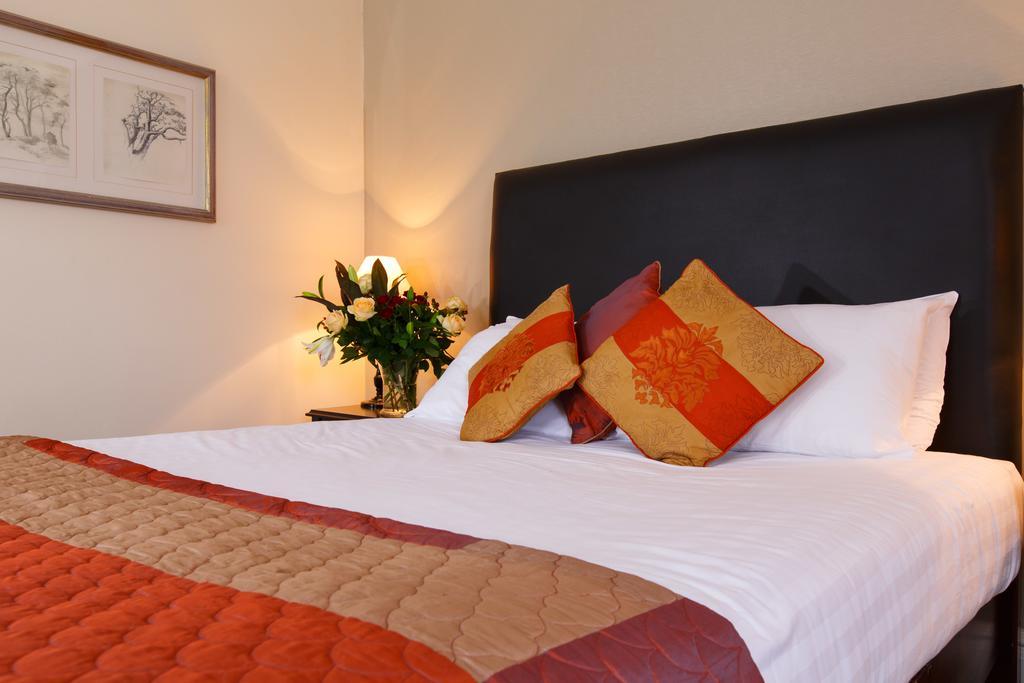 Kingston Lodge Hotel Kingston upon Thames  Esterno foto