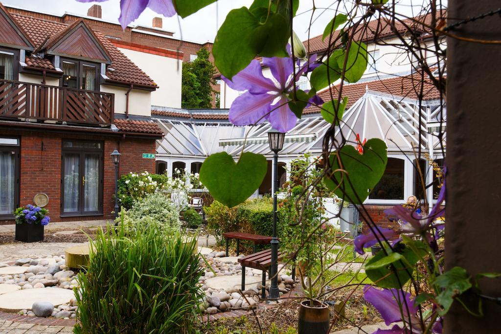 Kingston Lodge Hotel Kingston upon Thames  Esterno foto