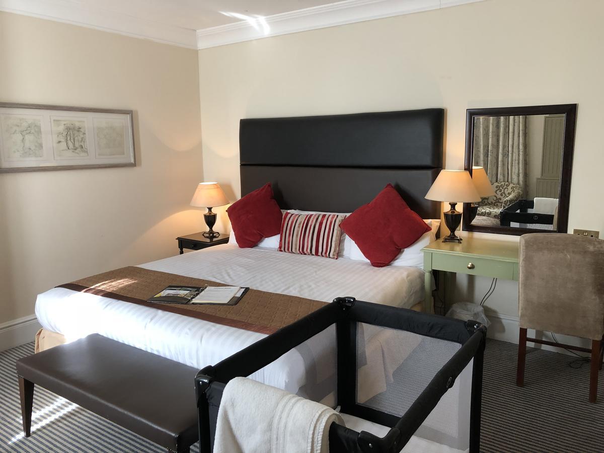 Kingston Lodge Hotel Kingston upon Thames  Esterno foto