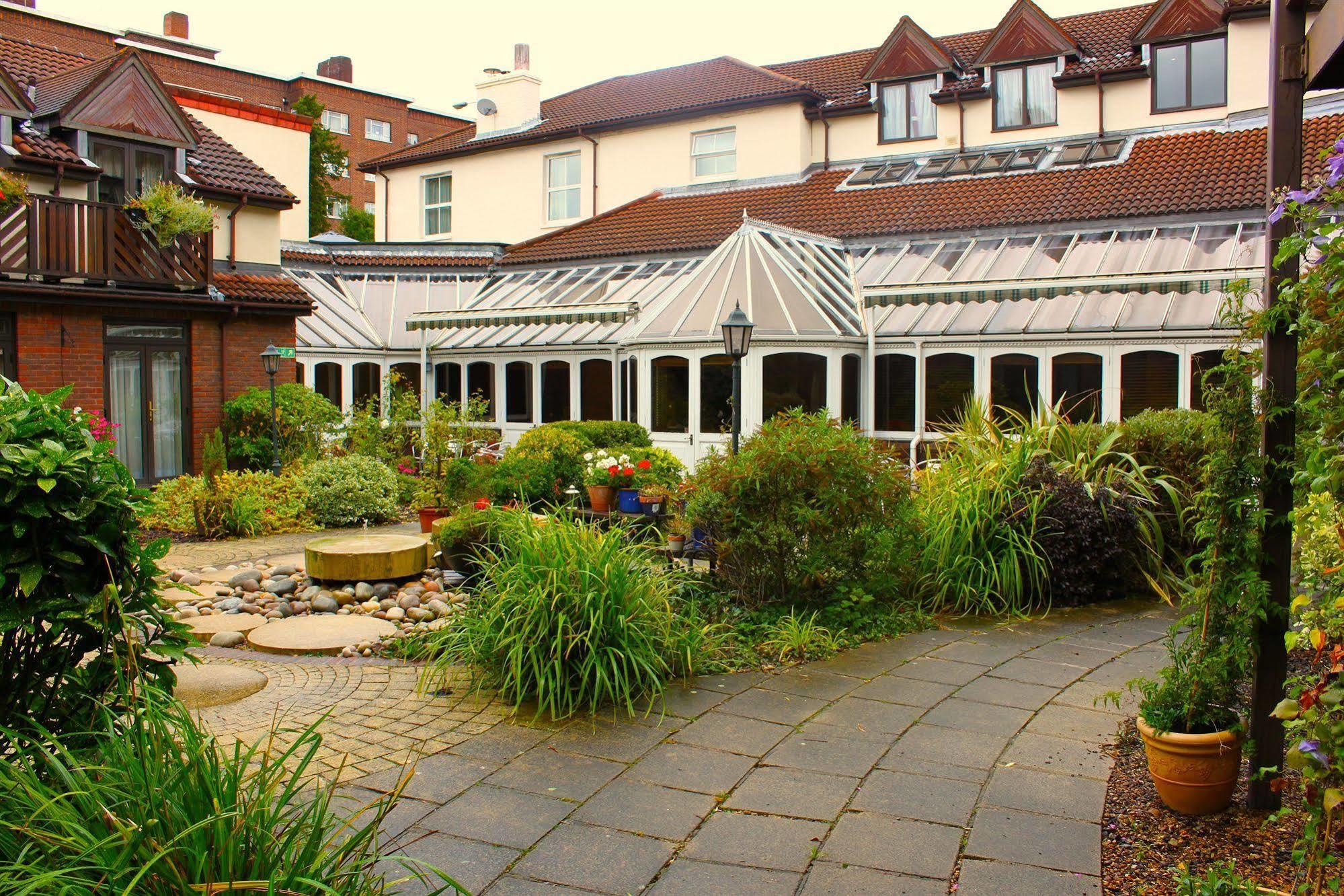 Kingston Lodge Hotel Kingston upon Thames  Esterno foto